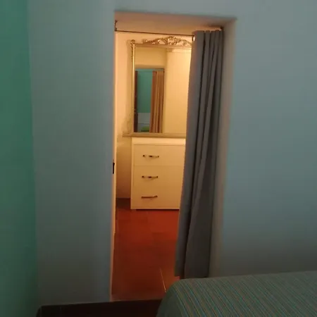 2 With Bathroom, Kitchen And Walk-in Closet With Independent Entrance